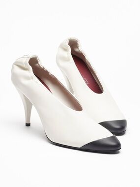 CHANEL PUMP SHOES WHITE AND BLACK CAP TOE LAMBSKIN SPRING SUMMER RUNWAY ‘26 BNIB